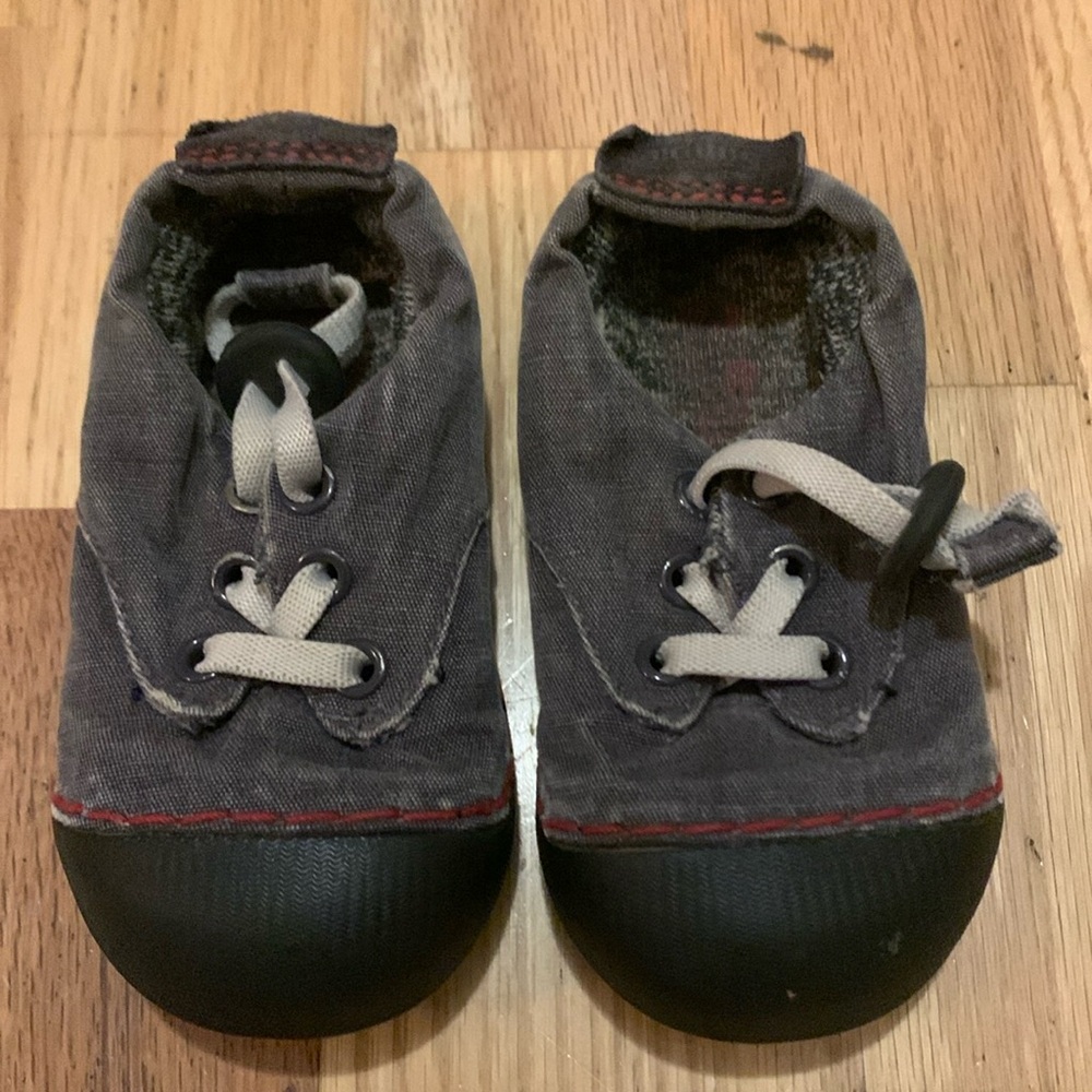 EUC Simple Toddler Shoes 5 US